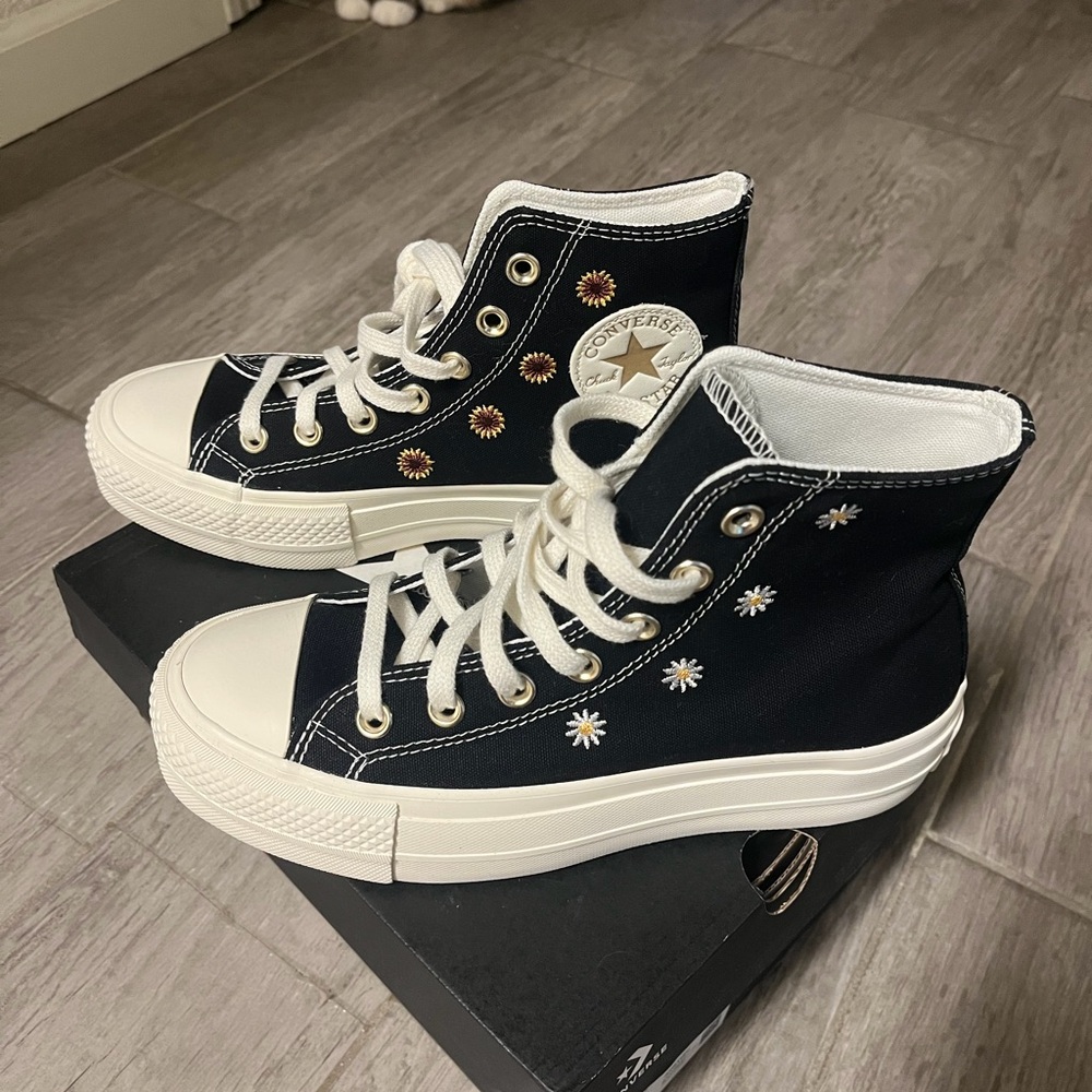 Converse Women's 6.5 Black Floral High-Tops